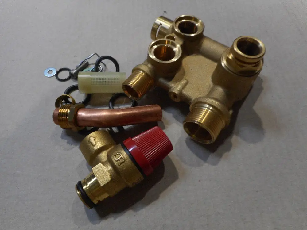 Zubehörteile für einen Hydroblock, inklusive Messingkomponenten, Kupferrohr und Ventil, zur Verwendung in Heizsystemen von Remeha.